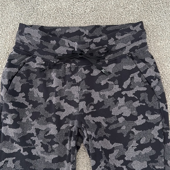 Like new Lululemon Scuba High-Rise Jogger Camo - Picture 2 of 8